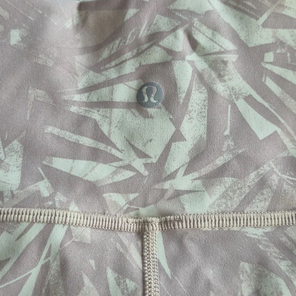 Lululemon Wunder Under Crop (High Rise 21") In Shadow Leaf Light Ivory Size 4 - Picture 5 of 6
